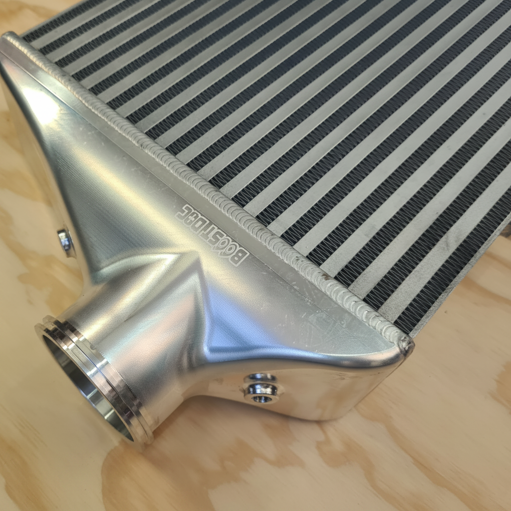 Performance intercooler for up to 1000hp.
600x300x90mm integrated 3" HD clamps, 2 x 1/8npt ports for temp and pressure. suits high boost and large turbos. 